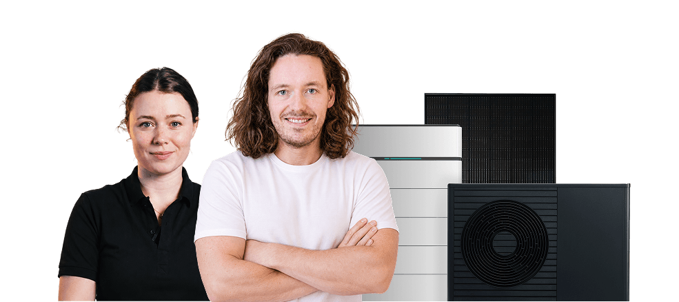 Zwei 42watt-Energieexperten vor Batteriespeicher, Solarmodul und Wärmepumpe